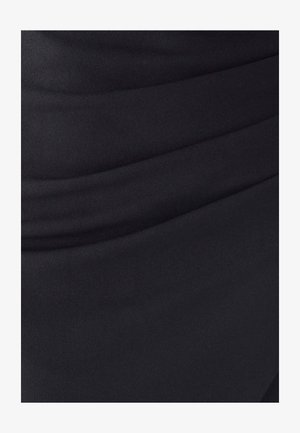 Zwarte stof met zachte plooien, voorzien van een gladde textuur en een subtiele glans. Geen zichtbare patronen of hardwaredetails.