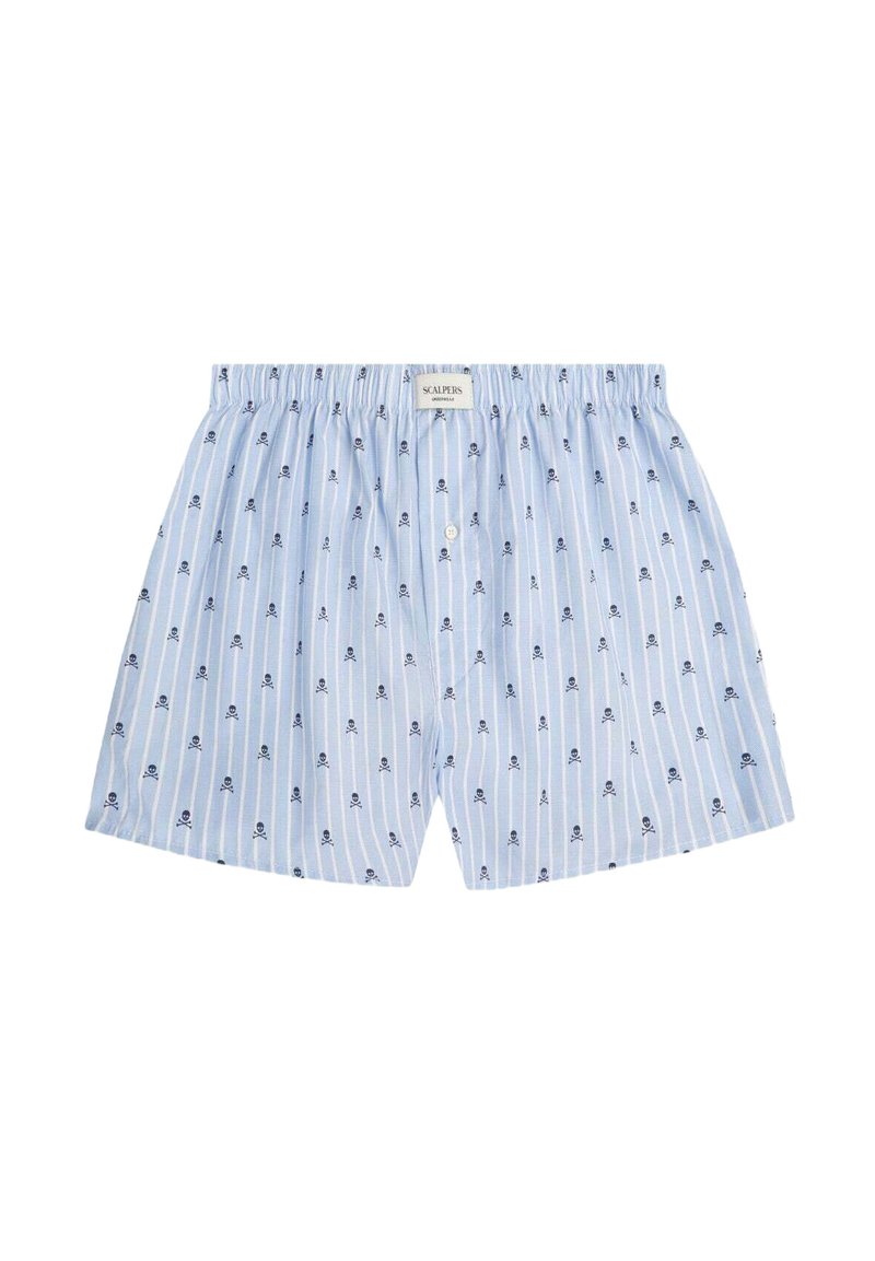 Boxers de algodón azul claro con rayas blancas verticales, con pequeños patrones de calaveras en azul marino y cierre frontal de botones. Incluye cintura elástica.