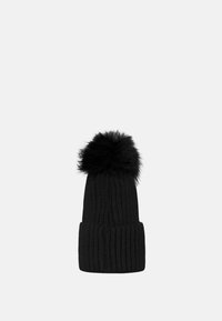 Beanie nera lavorata a maglia con un design a coste e un pom-pom in pelliccia sintetica sulla cima. Il materiale appare morbido ed è principalmente testurizzato.