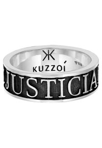 Inel din argint sterling cu bandă plată. Prezintă un finisaj înnegrit cu cuvântul "JUSTICIA" gravat cu litere mari pe suprafața exterioară.