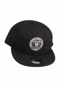 Schwarze Baseballmütze aus Stoff. Sie verfügt über ein rundes pink-weißes Logo auf der Vorderseite mit Text. Flaches Schild und Snapback-Verschlussdesign.