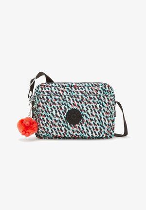 Borsa a spalla rettangolare con un motivo colorato di forme blu, rosse e nere. Presenta un logo nero e un portachiavi a forma di scimmia rossa.