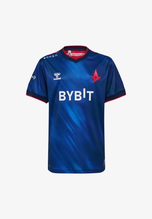 Niebieski sportowy strój z gradientowym wzorem, z czerwonymi akcentami, kołnierzem w kształcie litery V oraz logo marek takich jak BYBIT i hummel na rękawach.