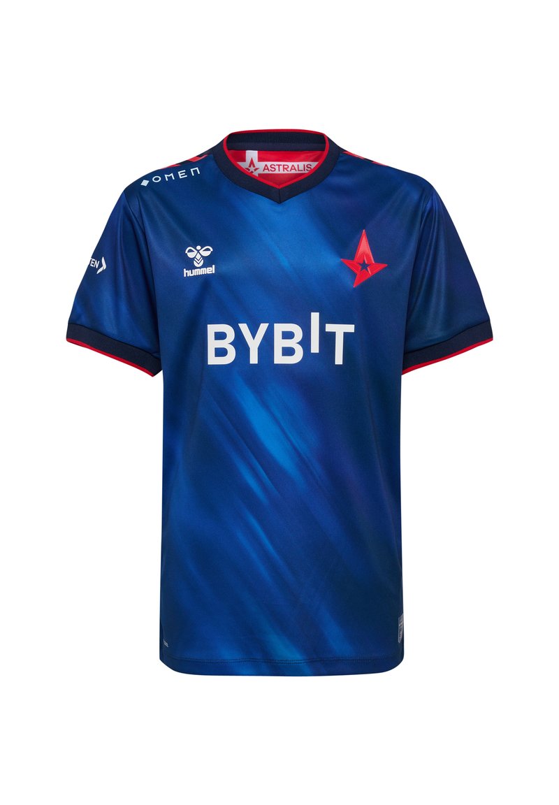 Blå sportströja med en gradientdesign, som har röda accenter, en V-halsringning och logotyper från märken som BYBIT och hummel på ärmarna.