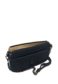 Sac à main en daim bleu marine avec un intérieur à motif doré, fermeture éclair et une sangle tressée. Dispose d'une poche avant avec un bouton-pression.