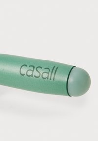 Zeleni masažni valjak s glatkim, zaobljenim krajem i mat površinom. Sadrži naziv branda "casall" otisnut u sivoj boji. Lagani i ergonomski dizajn.