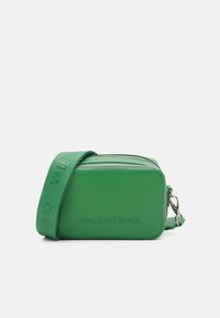 Zelená kožená crossbody taška s obdélníkovým tvarem, vybavená stříbrným zipem, embosovaným logem "VALENTINO" a odpovídajícím popruhem.