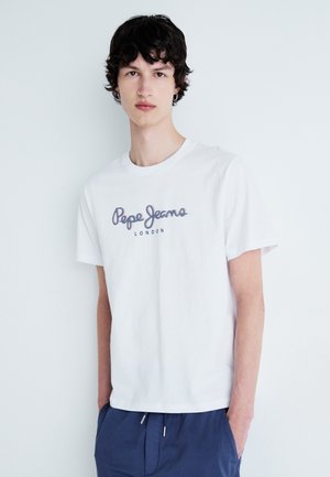 Hvid t-shirt med korte ærmer, som har "Pepe Jeans London" trykt med blå tekst. Stofmaterialet ser glat og let ud.