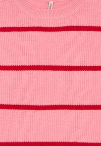 Rosa gestrickter Pullover mit horizontalen roten Streifen und einem runden Halsausschnitt, der ein kleines weißes Etikett der Marke im Kragen zeigt.