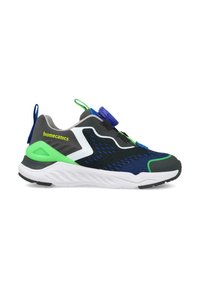 Zapatilla deportiva con cordones que presenta una parte superior de malla negra y azul, detalles en verde, una entresuela blanca y una suela texturizada que proporciona agarre.