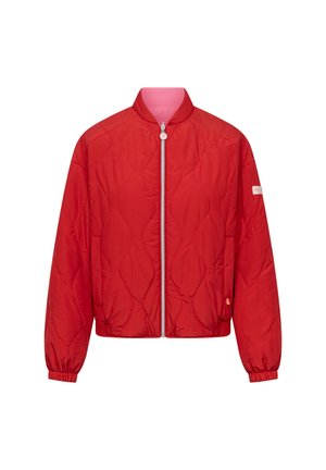 Rode gewatteerde jas met ritssluiting aan de voorkant, hoge kraag, elastische manchetten en subtiele patroonstiksels op mouw en lichaam.