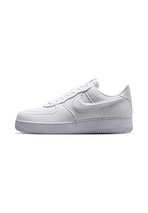 Hvid lavtop Nike Air Force 1 sneaker med snørelukning og tekstureret sål vist i sideprofil på hvid baggrund.