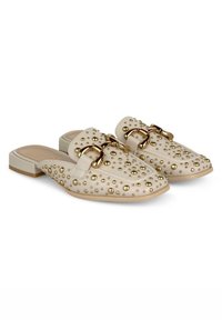 Beżowe buty wsuwane z zaokrąglonym noskiem, złotymi ćwiekami i dekoracyjną złotą klamrą. Niski obcas w kształcie bloku, gładka tekstura i minimalne przeszycia.