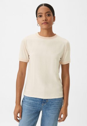 Beige t-shirt met korte mouwen, ronde halslijn en ribgebreide afwerking. Lichtgewicht stof, aansluitend ontwerp en een gladde textuur. Draag met blauwe jeans.
