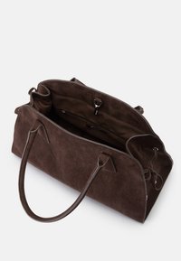 Smeđi sued tote bag s dvije ručke, otvorenim vrhom i glatkom podstavom. Ima unutarnju džep i zatvaranje na vezicu.