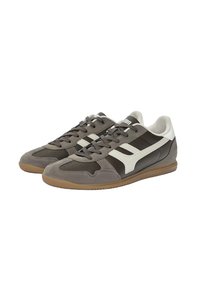 Egy pár szürke és fekete alacsony szárú sneaker fehér oldalsávokkal és gumiból készült talppal, fehér háttér előtt.