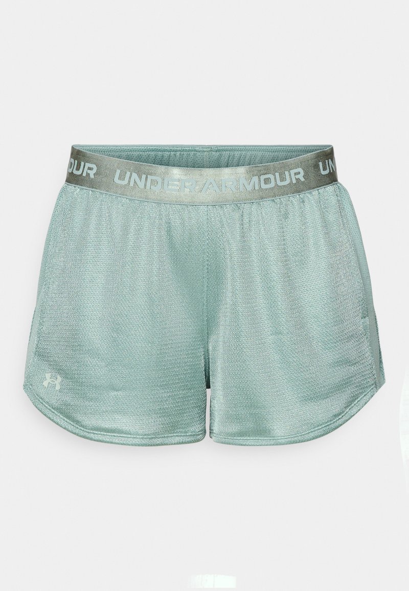 Pantalones cortos deportivos de color verde claro con una tela texturizada, cinturilla elástica con el logo "UNDERARMOUR" y ligeras aberturas en los laterales del dobladillo.