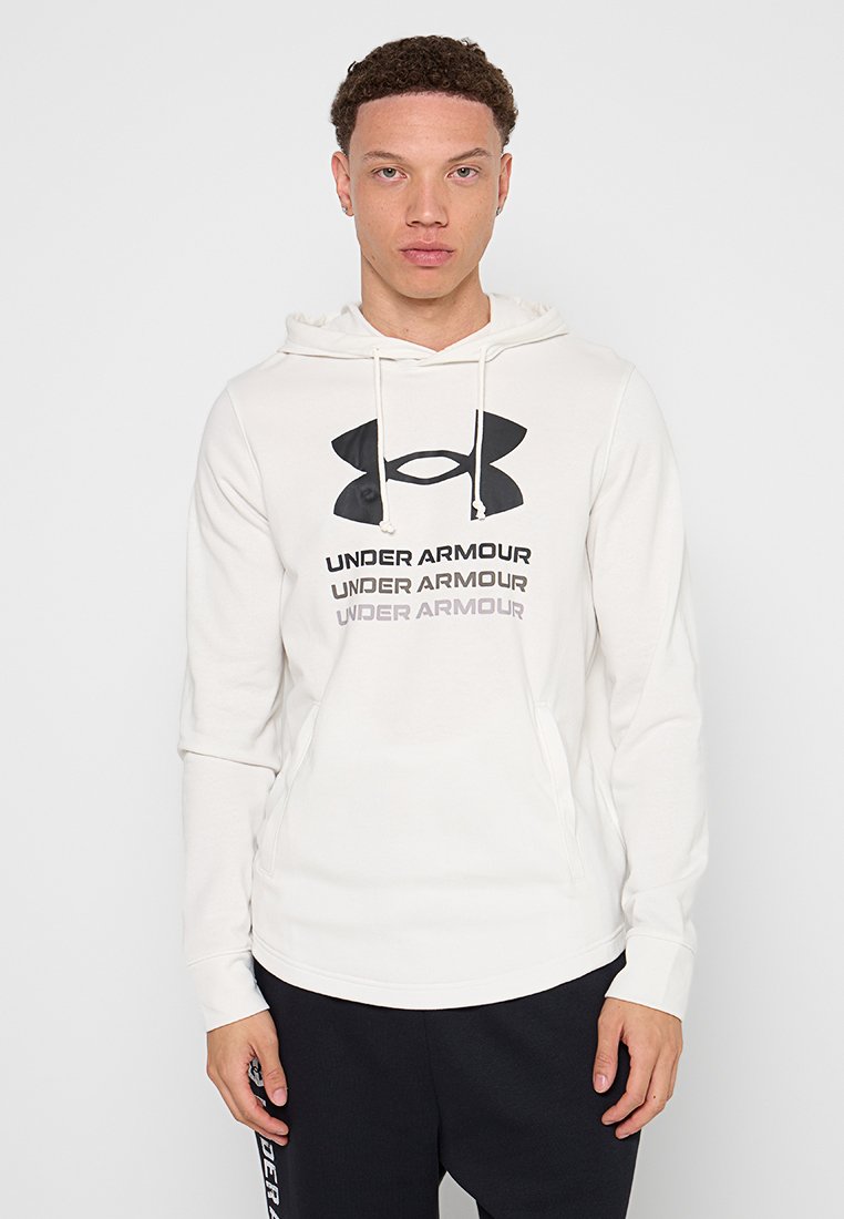 Sweat-shirt à capuche blanche en tissu doux, avec un grand logo Under Armour noir sur le devant et des détails de poche kangourou.