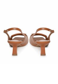 Sandalias de tacón marrones con punta redonda, correa en el tobillo y un tacón delgado. Acabado de cuero suave y diseño minimalista.