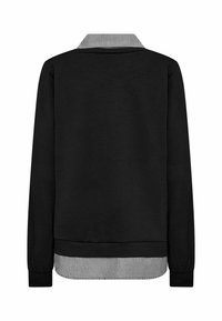 Schwarzer Sweatshirt mit einem gestreiften Kragen und Saum. Verfügt über lange Ärmel und hat eine glatte Textur, die am unteren Ende einen geschichteten Look bietet.
