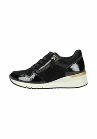 Sneaker nera con una combinazione di camoscio e pelle verniciata. Presenta un dettaglio con zip, punta rotonda e una suola in gomma bianca testurizzata con un accento dorato.