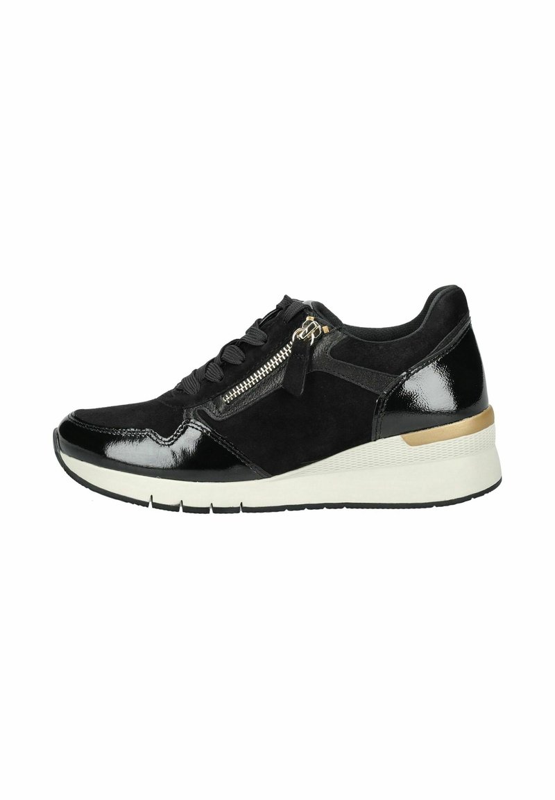Sneaker nera con una combinazione di camoscio e pelle verniciata. Presenta un dettaglio con zip, punta rotonda e una suola in gomma bianca testurizzata con un accento dorato.