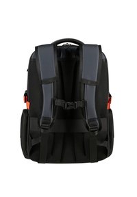 Zaino nero con spallacci imbottiti grigi, pannello posteriore in rete, tasche laterali e dettagli arancioni. Dotato di spallacci regolabili e chiusura a fibbia.