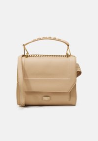 Borsa a mano in pelle beige con superficie testurizzata, accessori in metallo dorato, catena e accenti del manico, dotata di chiusura a patta e dettagli logo frontale.