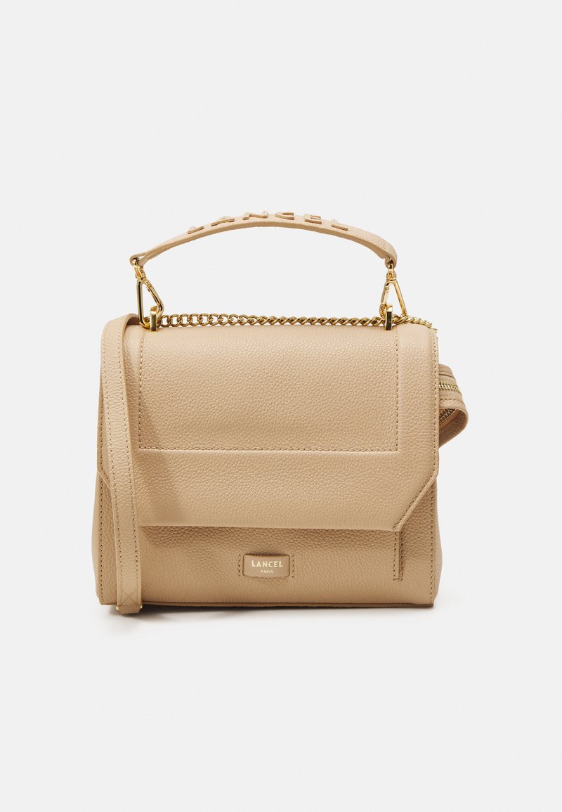 Borsa a mano in pelle beige con superficie testurizzata, accessori in metallo dorato, catena e accenti del manico, dotata di chiusura a patta e dettagli logo frontale.