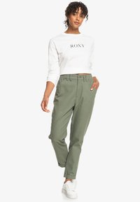 Roxy SUNNY ESCAPE  MIT KAROTTENSCHNITT - Broek - green