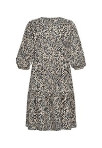 Kurzärmliges Kleid mit einem beigen und schwarzen abstrakten Muster, das ein gestuftes Design mit geraffter Taille und weicher Stofftextur aufweist.