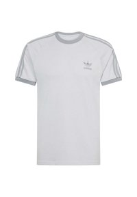 T-shirt bianco in cotone con colletto e polsini delle maniche a coste grigi. Presenta tre strisce grigie sulle spalle e un piccolo logo grigio sul petto.