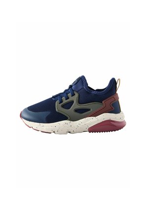 Chaussure de sport bleu marine avec empeigne en mesh, semelle blanche tachetée, accents vert foncé et bordeaux, et soutien du talon bordeaux sur fond blanc.
