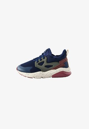 Chaussure de sport bleu marine avec empeigne en mesh, semelle blanche tachetée, accents vert foncé et bordeaux, et soutien du talon bordeaux sur fond blanc.