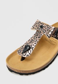 Šlepetės su leopardų rašto padukais, metallizuota rožinio aukso spalvos juostele, juodais akcentais, sintetine viršutine dalimi ir tekstūruota ruda padu.