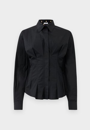 Chemise noire à manches longues ajustée avec des plis structurés sous la taille et un col bordé de pois dorés sur un tissu noir.