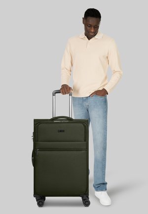 Dunkelgrüner Rollkoffer mit strukturiertem Oberflächenmaterial, doppelten Reißverschlüssen, Vordertasche und ausziehbarem Griff. Vier Räder für einfache Beweglichkeit.