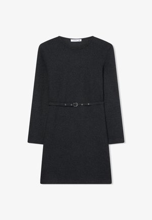 Czarna sukienka w odcieniu ciemnoszarym z okrągłym dekoltem, długimi rękawami i dopasowanym talią podkreśloną cienkim paskiem z prostokątną klamrą.