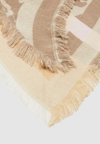 Hellbraunes und beiges, gewebtes Textil mit Fransenrand, das ein gemustertes Design aufweist. Weiche Textur mit einem karomusterähnlichen Motiv.