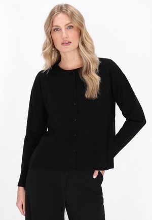 Zwarte cardigan met knopen aan de voorkant, ronde halslijn en lange mouwen. Gemaakt van zachte stof met een gladde textuur en een relaxte pasvorm.
