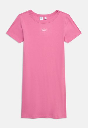 Kortærmet pink ribstrikket kjole med rund halsudskæring og lille hvid "GAP"-logo centreret på brystet.