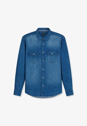 Denimblauw overhemd met lange mouwen, knopen aan de voorkant, puntige kraag en twee borstzakken met knopen, weergegeven op een witte achtergrond.
