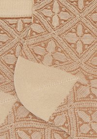 Tessuto a maglia con un motivo geometrico in beige chiaro e marrone caldo. Presenta forme distintive e una texture intricata in tutto.