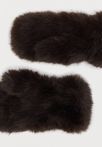 Δύο σκουρόχρωμα καφέ μαλακά γούνινα γάντια τοποθετημένα επίπεδα σε λευκό φόντο, που δείχνουν αφράτη υφή και στρογγυλεμένα σχήματα.