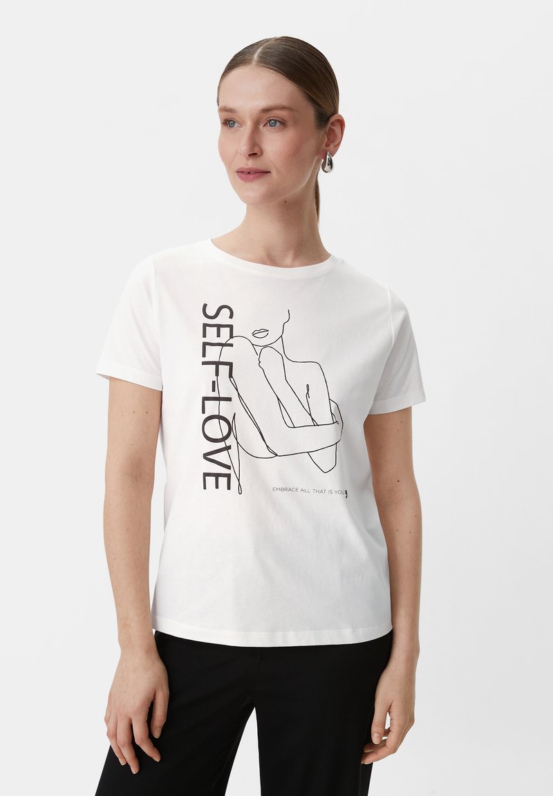 Weißes Baumwoll-T-Shirt mit einer schwarzen Linienzeichnung einer Figur und dem Text "SELBSTLIEBE" sowie "UMARME ALLES WAS DU BIST" in kleinerer Schrift.