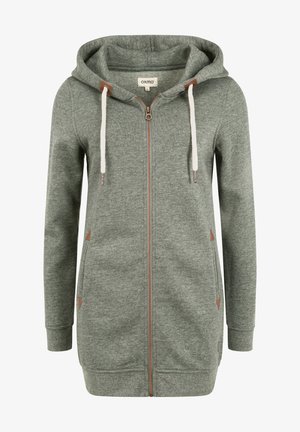 Lichtgrijze zip-up hoodie met capuchon, contrasterende beige trekkoorden, zijzakken en bruine accenten bij de ritssluiting en zakken.