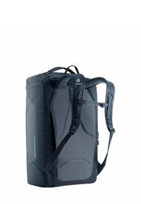 Mochila de viaje negra con un panel trasero texturizado en gris, correas ajustables, cierre de cremallera y logotipo. Cuenta con soporte acolchado para los hombros.
