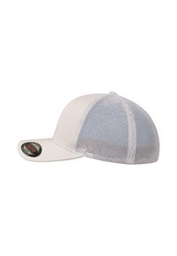 Căciulă de baseball albă cu o margine curbată, având un spate din plasă pentru respirabilitate și o patch circulară plată cu logo pe partea din față.