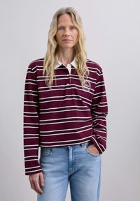 Bordeauxrot-weiß gestreiftes Langarm-Polo mit Kragen und Knopfverschluss; verfügt über ein Logodetail auf der Brust und eine lässige Passform.