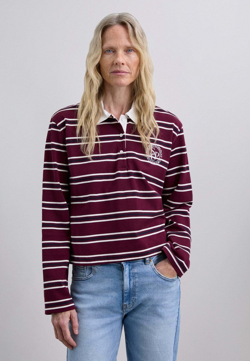 Bordeauxrot-weiß gestreiftes Langarm-Polo mit Kragen und Knopfverschluss; verfügt über ein Logodetail auf der Brust und eine lässige Passform.